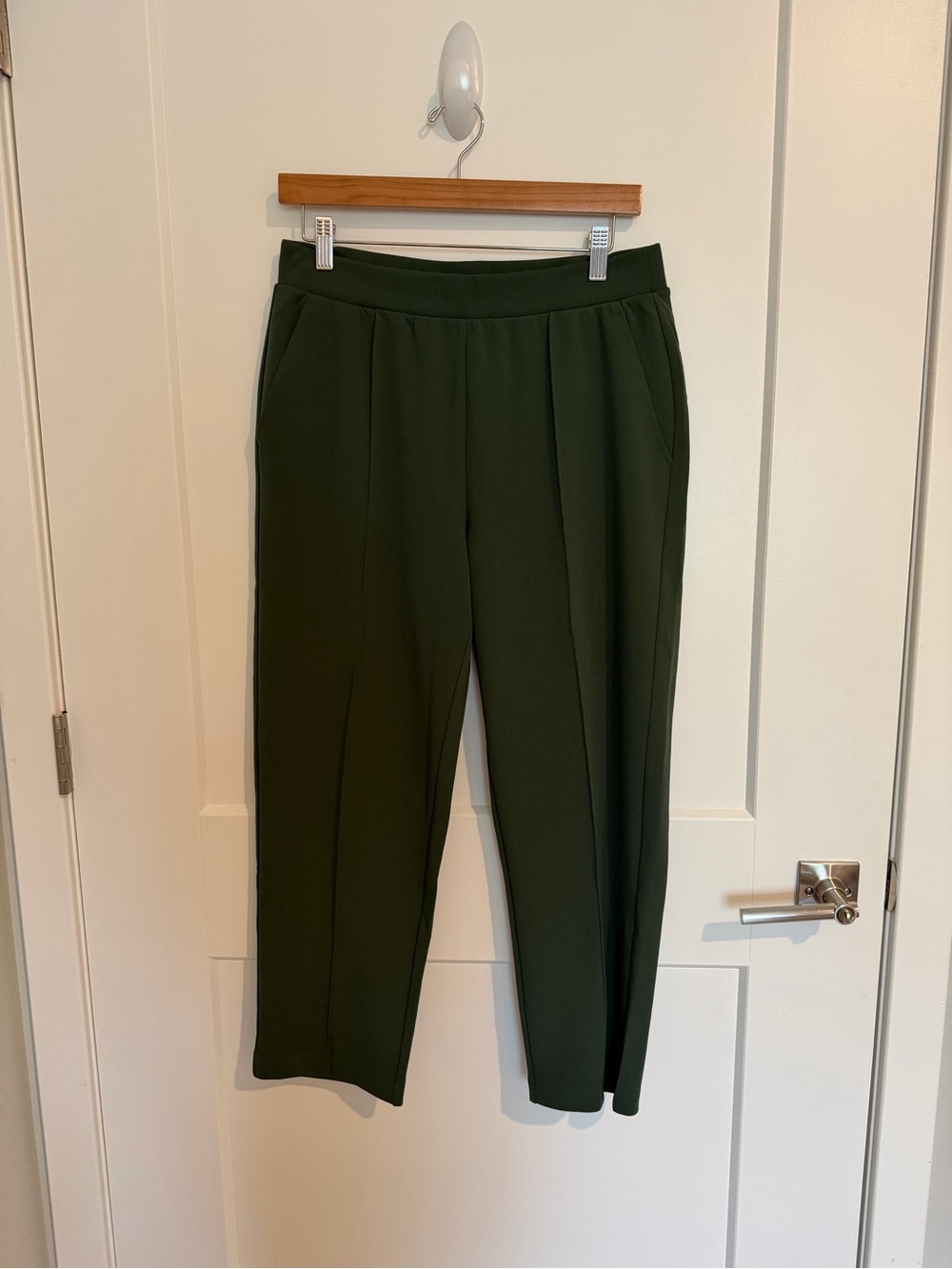 LOFT Petite Pintucked Fluid Taper Pants - Size M Petite